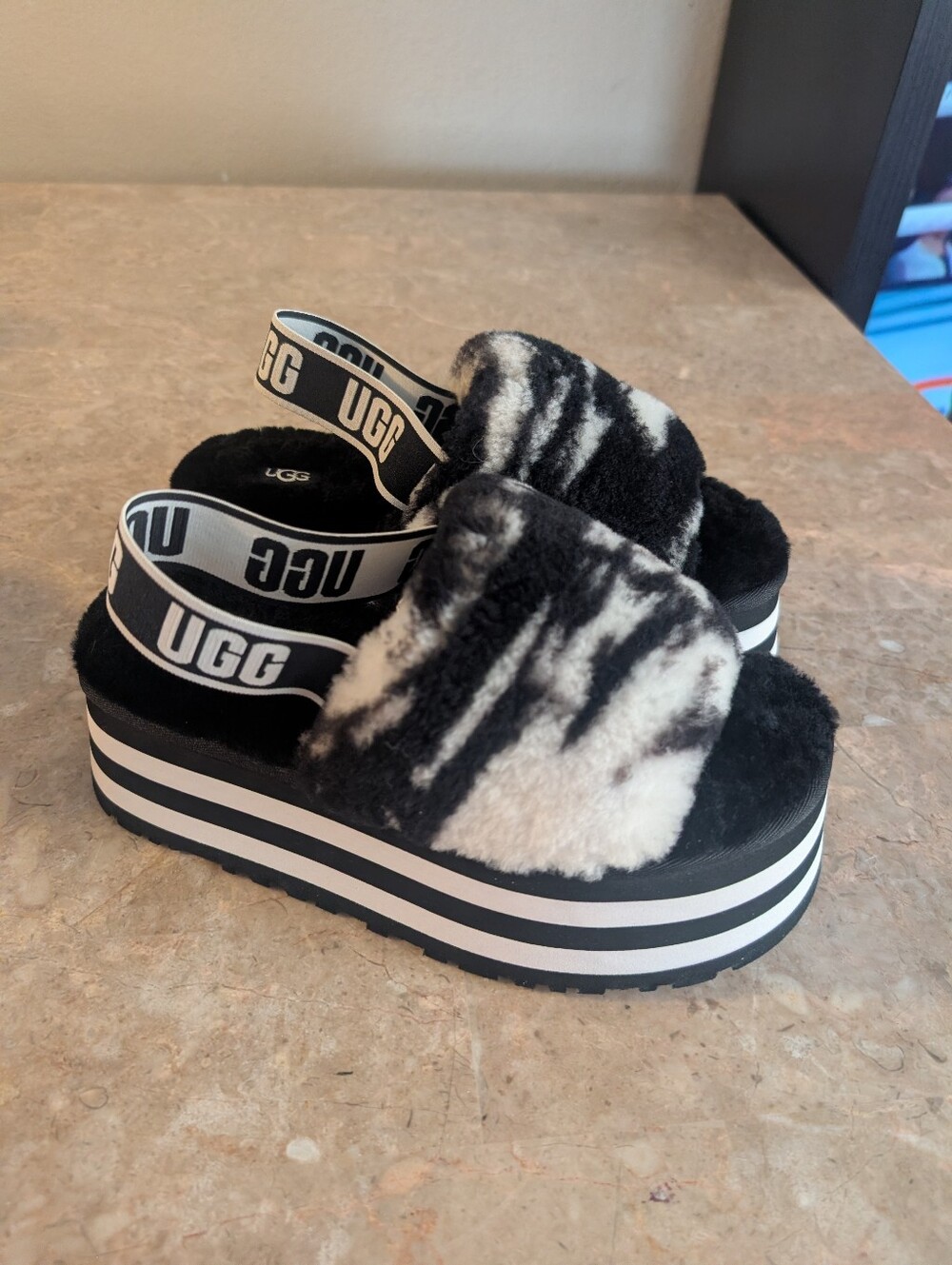UGG S Disco Marble Slide Genuine Shearling White Black Platform Sandals Women 7
